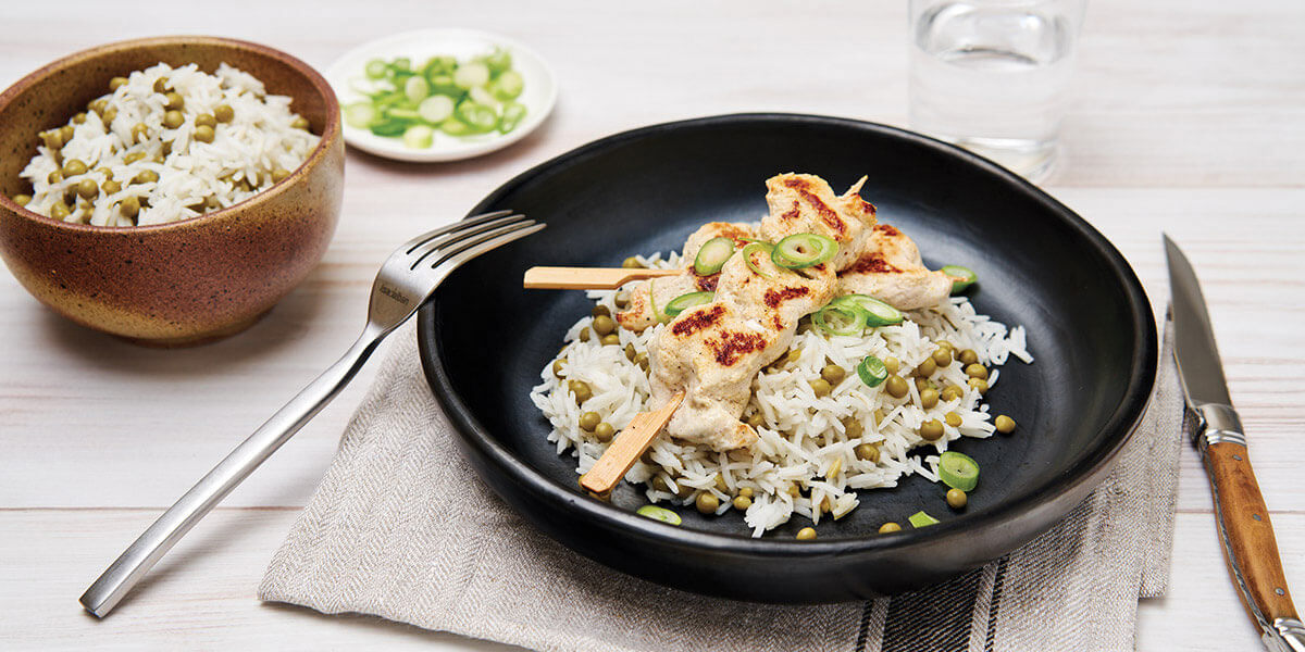 Brochettes de dinde à l'indienne, riz aux petits pois